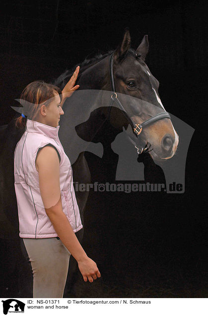 woman and horse / NS-01371