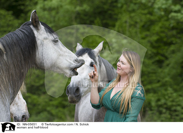 Frau und Hispano-Araber / woman and half-blood / NN-05651