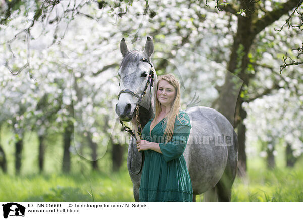 Frau und Hispano-Araber / woman and half-blood / NN-05669