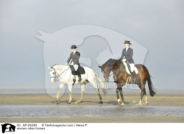 women rides horses / AP-09289