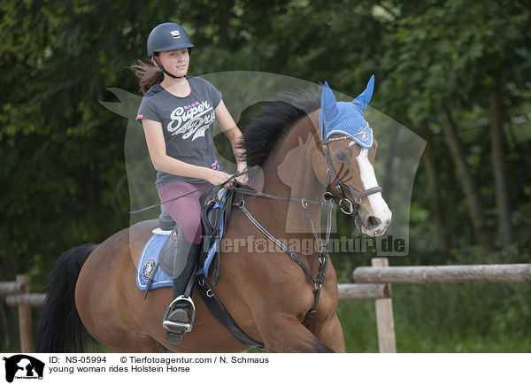 junge Frau reitet Holsteiner / young woman rides Holstein Horse / NS-05994