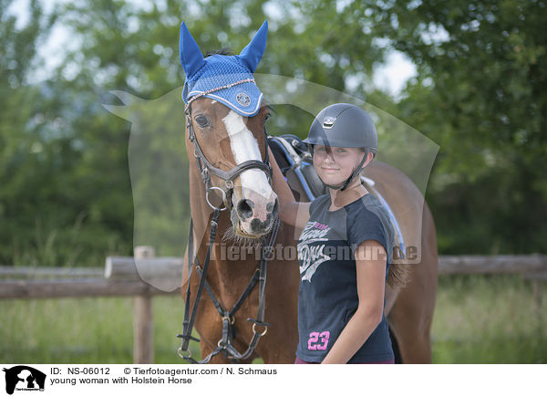 junge Frau mit Holsteiner / young woman with Holstein Horse / NS-06012