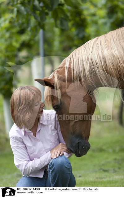 Frau mit Pferd / woman with horse / SKO-01499