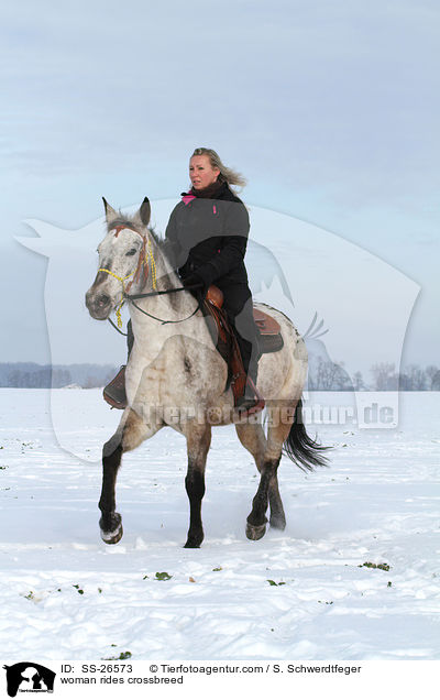 Frau reitet Appaloosa-Mix / woman rides crossbreed / SS-26573