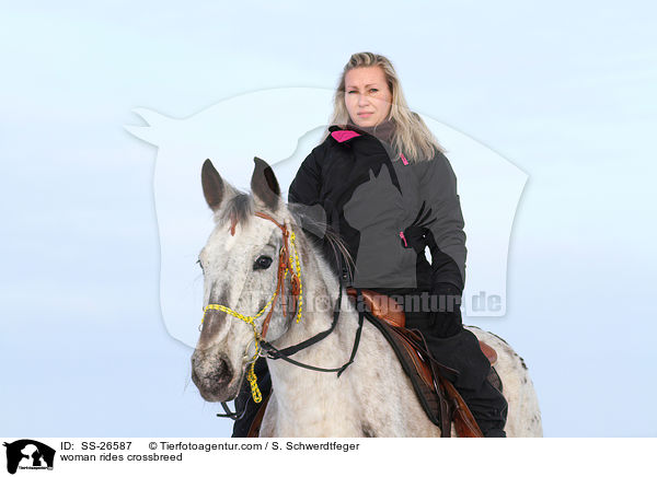 Frau reitet Appaloosa-Mix / woman rides crossbreed / SS-26587