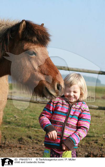 Kind und Islnder / child and Icelandic horse / PM-05711