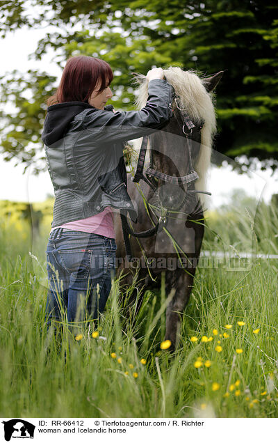 Frau und Islnder / woman and Icelandic horse / RR-66412