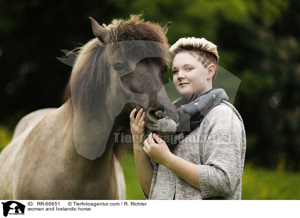 Frau und Islnder / woman and Icelandic horse / RR-66651