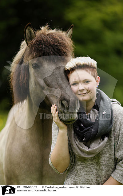 Frau und Islnder / woman and Icelandic horse / RR-66653
