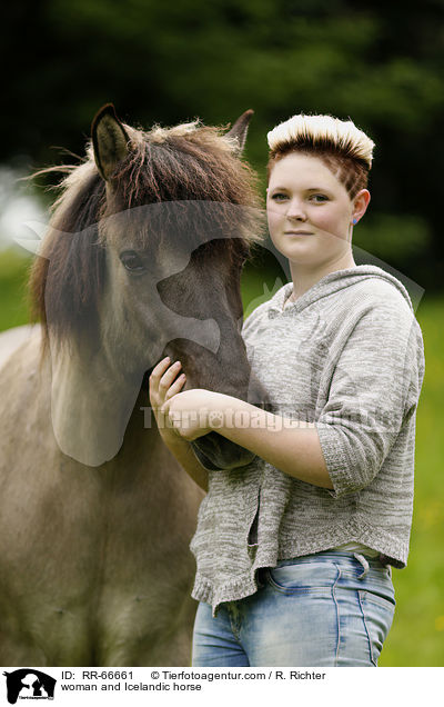 Frau und Islnder / woman and Icelandic horse / RR-66661