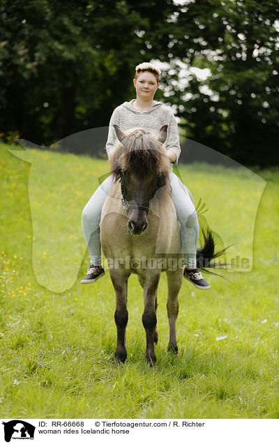 Frau reitet Islnder / woman rides Icelandic horse / RR-66668