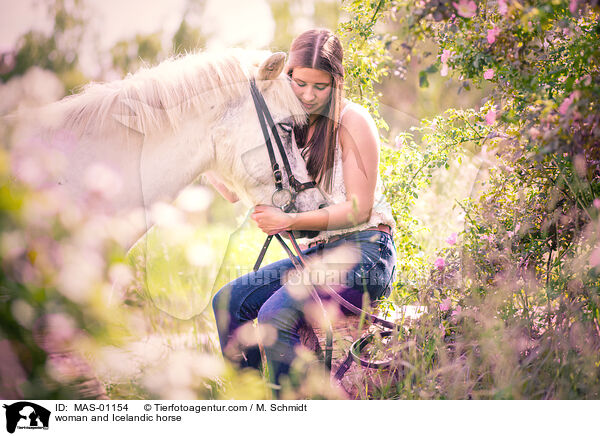 Frau und Islnder / woman and Icelandic horse / MAS-01154