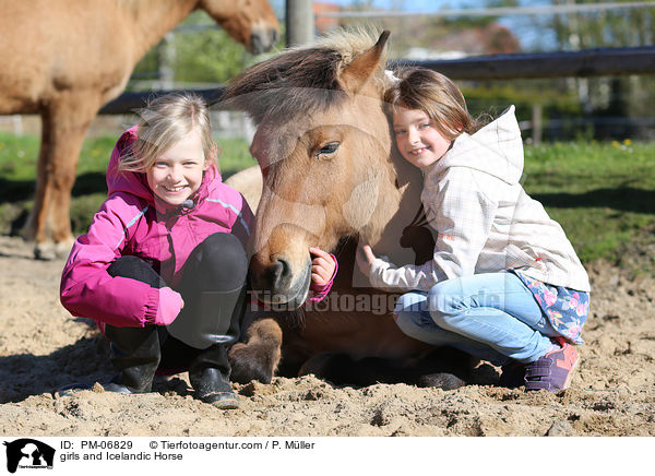 Mdchen und Islnder / girls and Icelandic Horse / PM-06829