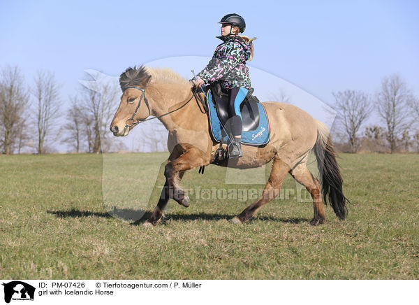 girl with Icelandic Horse / PM-07426