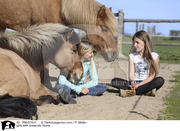 girls with Icelandic Horse / PM-07431