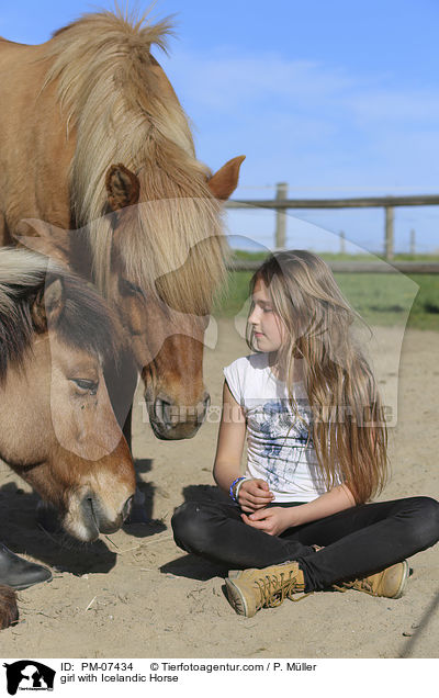 girl with Icelandic Horse / PM-07434