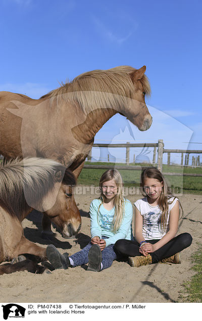 girls with Icelandic Horse / PM-07438