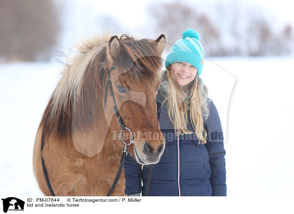 Kind und Islnder / kid and Icelandic horse / PM-07644