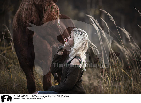 Frau und Islnder / woman and Icelandic horse / NP-01581