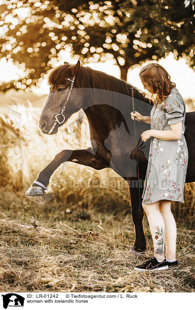 Frau mit Islnder / woman with icelandic horse / LR-01242