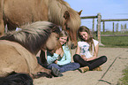 girls with Icelandic Horse