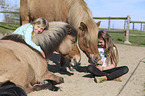 girls with Icelandic Horse