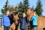 kids with Icelandic horses