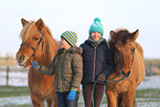 kids with Icelandic horses