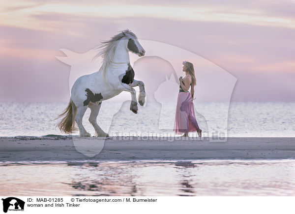 woman and Irish Tinker / MAB-01285