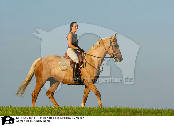 Frau reitet Kinsky-Pferd / woman rides Kinsky horse / PM-04646
