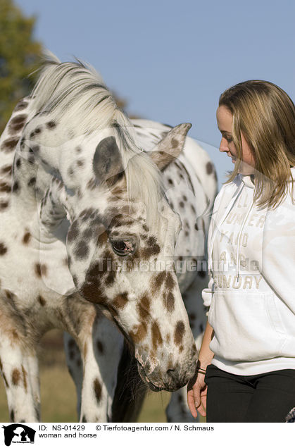 Frau und Knabstrupper / woman and horse / NS-01429