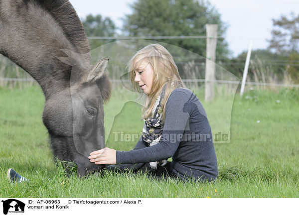 woman and Konik / AP-06963