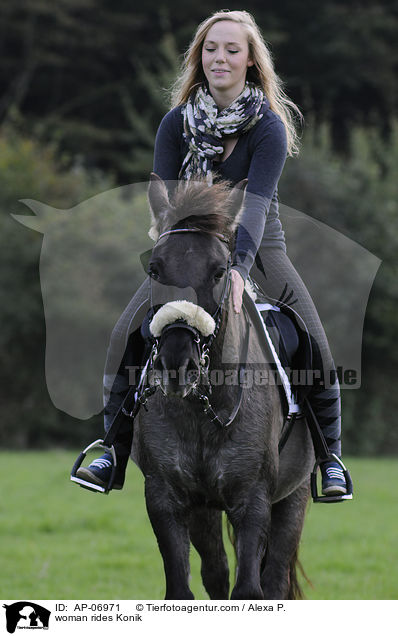 Frau reitet Konik / woman rides Konik / AP-06971