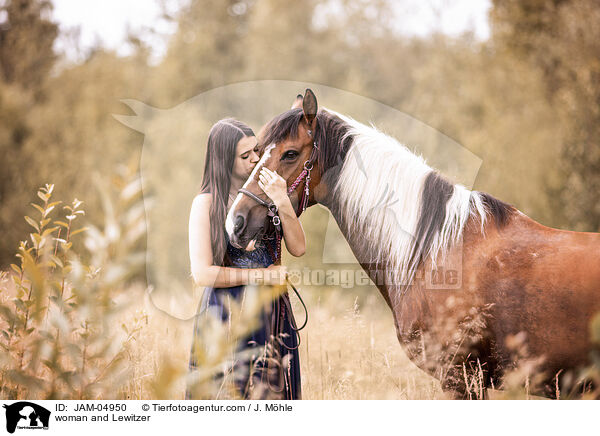 woman and Lewitzer / JAM-04950