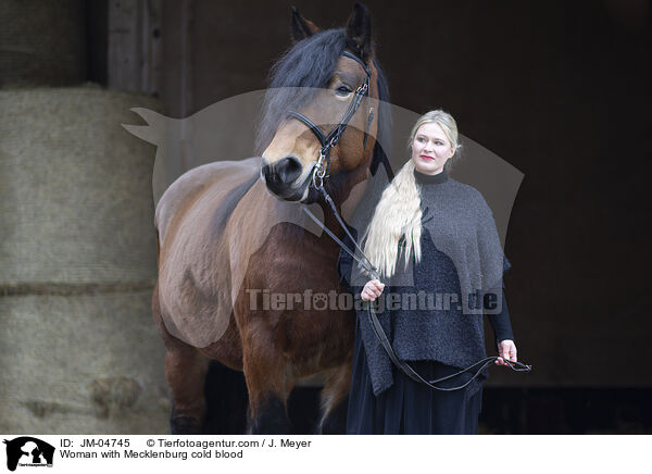 Woman with Mecklenburg cold blood / JM-04745