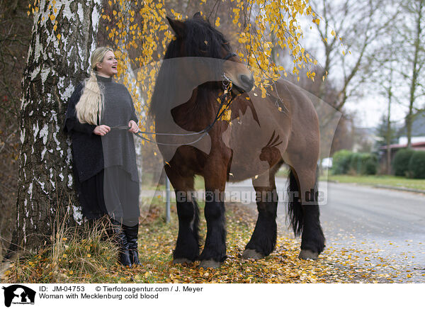 Frau mit Mecklenburger Kaltblut / Woman with Mecklenburg cold blood / JM-04753