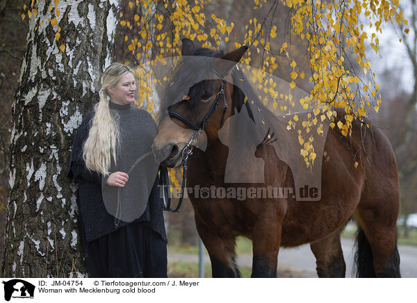Frau mit Mecklenburger Kaltblut / Woman with Mecklenburg cold blood / JM-04754