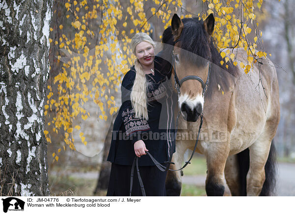 Frau mit Mecklenburger Kaltblut / Woman with Mecklenburg cold blood / JM-04776