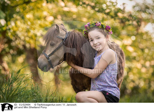 girl and Mini Shetland Pony / VJ-02464