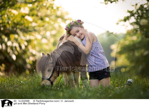 girl and Mini Shetland Pony / VJ-02468