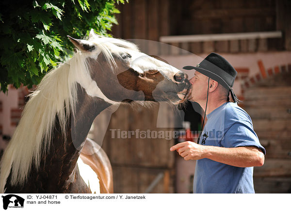 Mann und Tinker-Mix / man and horse / YJ-04871