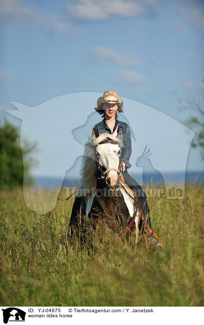 Frau reitet Tinker-Mix / woman rides horse / YJ-04875