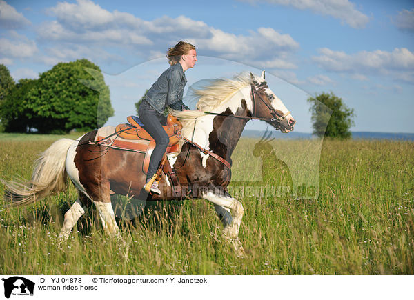 Frau reitet Tinker-Mix / woman rides horse / YJ-04878