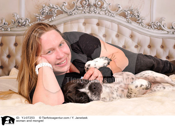 Frau und Mischling / woman and mongrel / YJ-07253