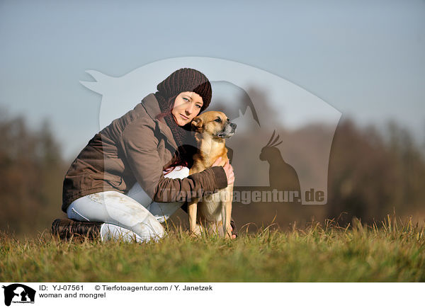 Frau und Mischling / woman and mongrel / YJ-07561