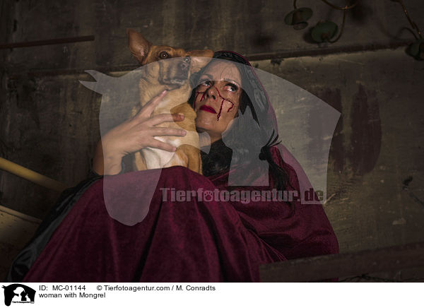Frau mit Mischling / woman with Mongrel / MC-01144