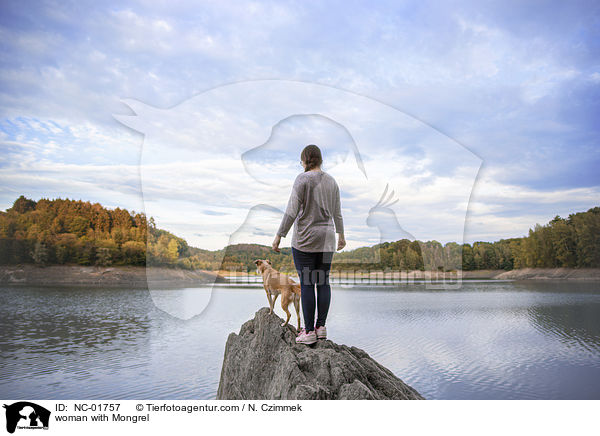 Frau mit Mischling / woman with Mongrel / NC-01757
