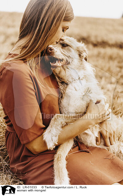 Frau mit Mischling / woman with mongrel / LR-01033