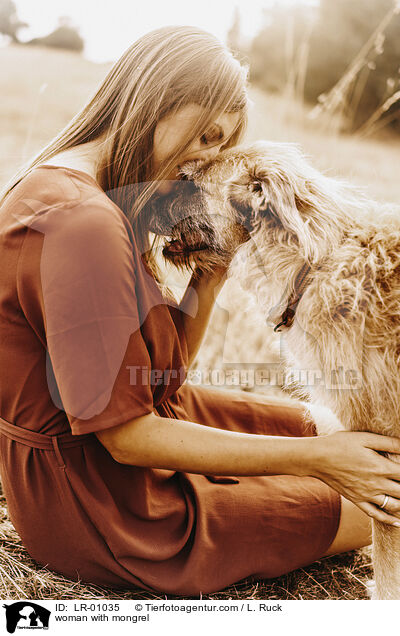 Frau mit Mischling / woman with mongrel / LR-01035