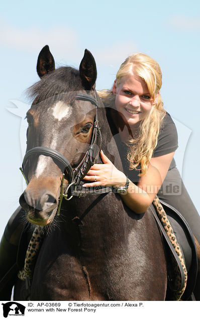 junge Frau mit New Forest Pony / woman with New Forest Pony / AP-03669